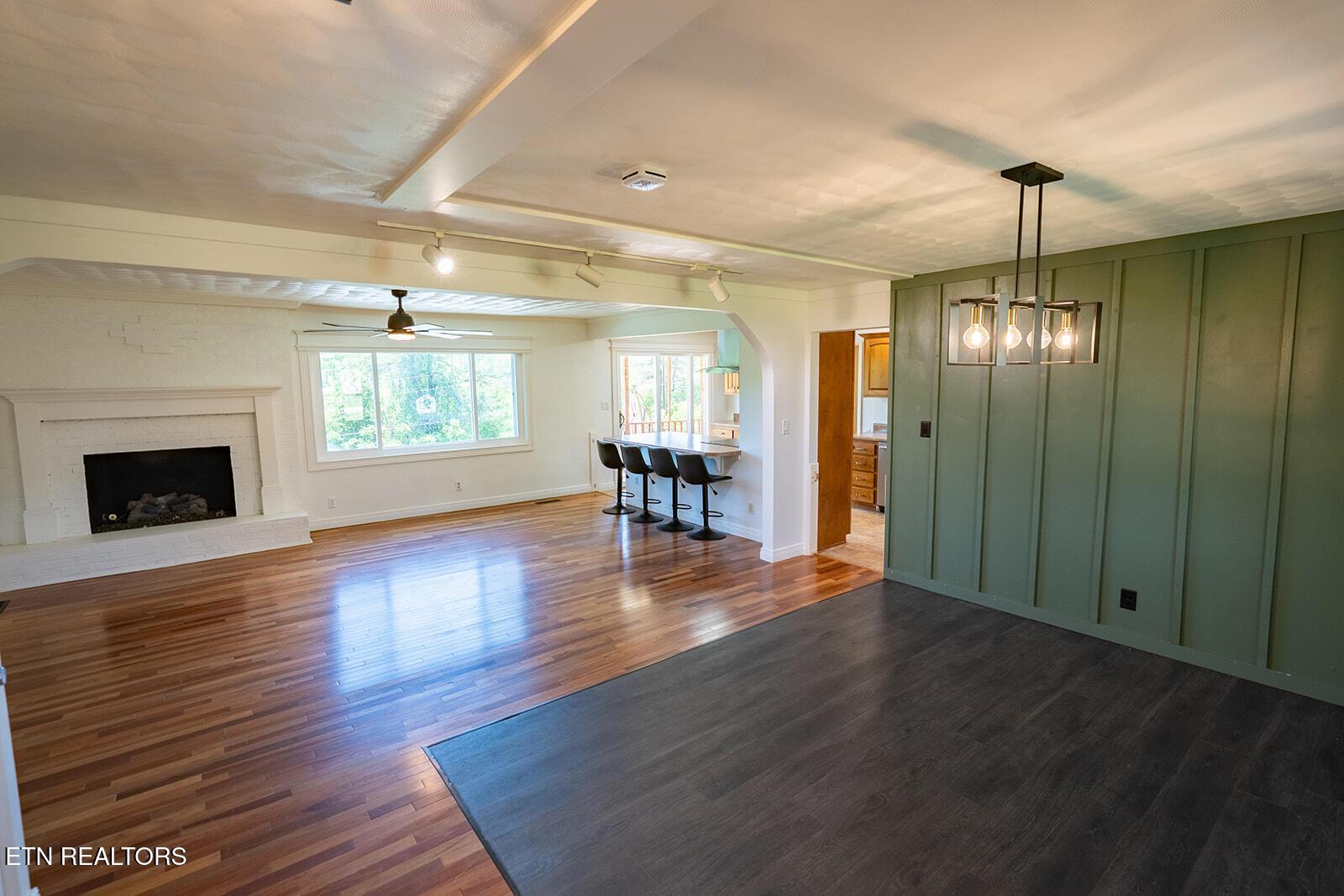 Image 3: 302 Sunset Lane-4