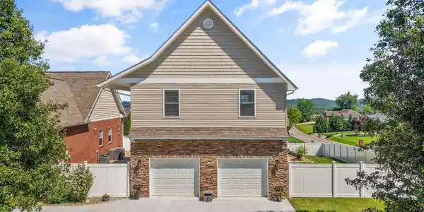 Image 2: 50-1463 Benjamin Blvd02
