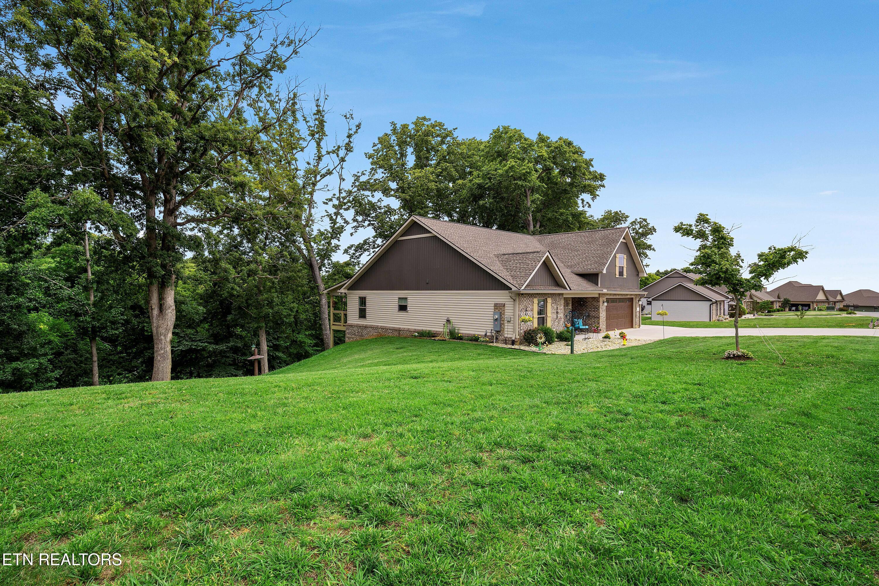Image 3: Front Yard