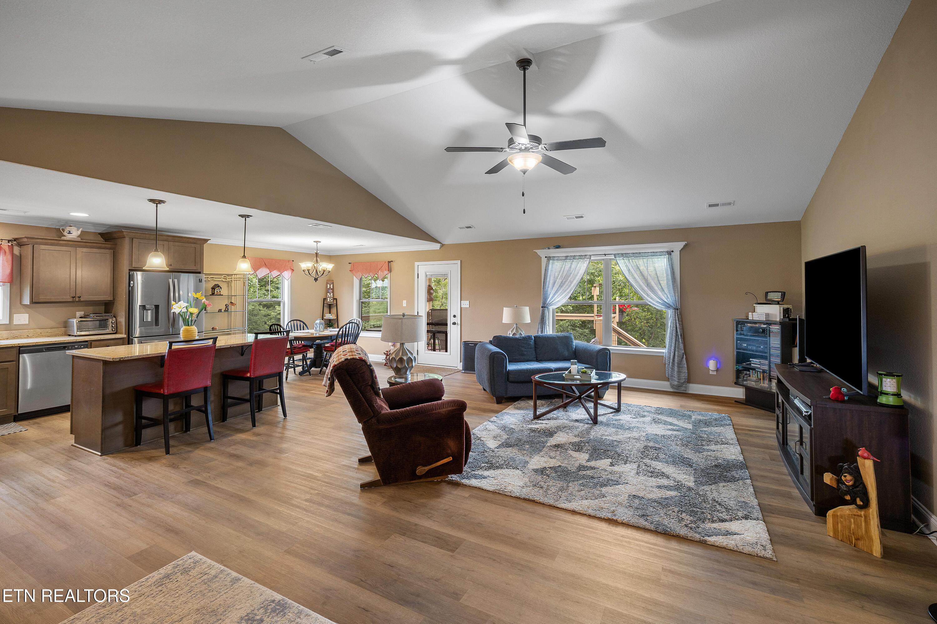 Image 4: Living Room