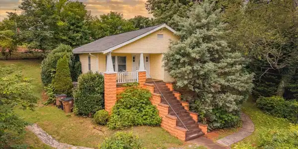 1211 Moses Ave
