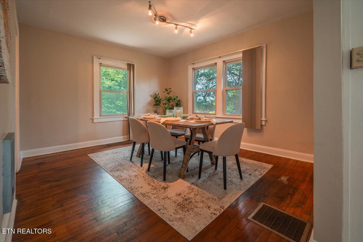 Image 4: Dining Area Perfect for Everyday Living