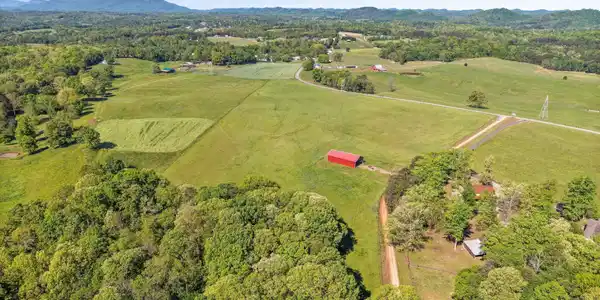 Image 3: 03-890 Fairview Rd04