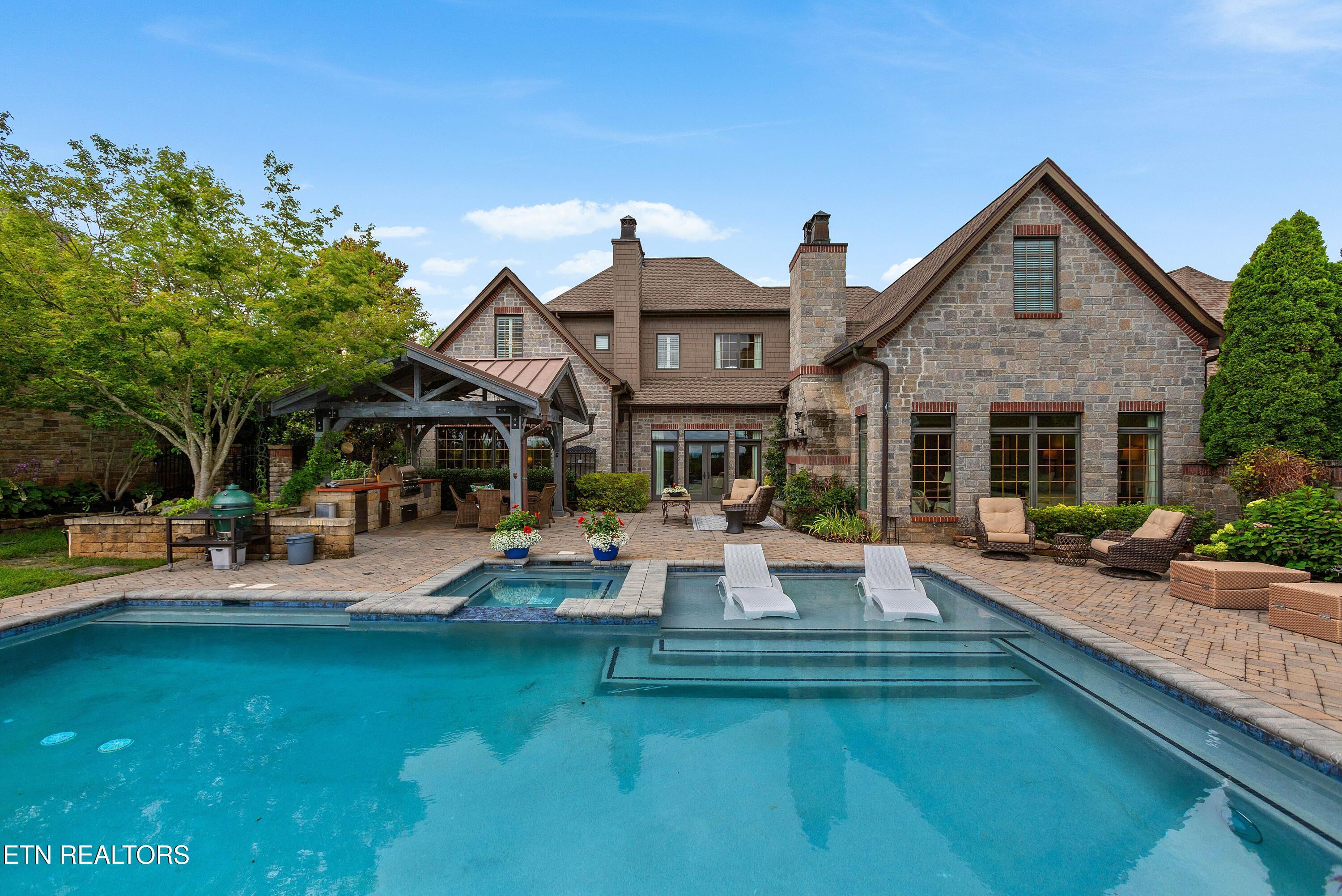 Image 2: outdoor living