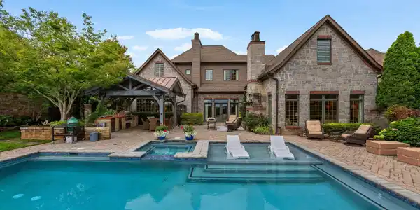 Image 2: outdoor living