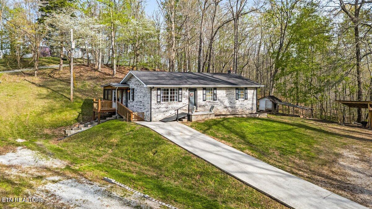 Image 2: 225 Country Way Dr 4