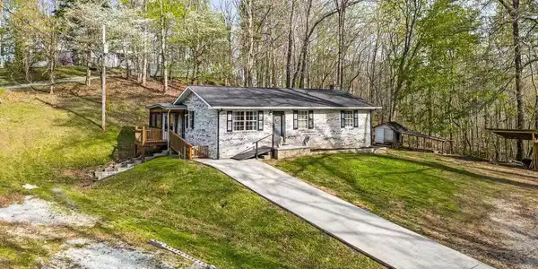 Image 2: 225 Country Way Dr 4