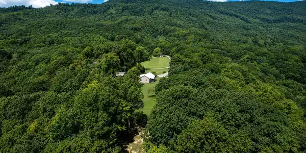 Image 2: 190 Cleve Lane