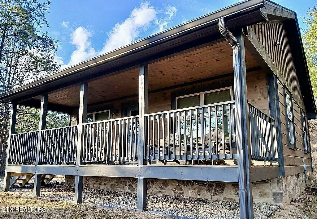 Image 3: Front of Cabin