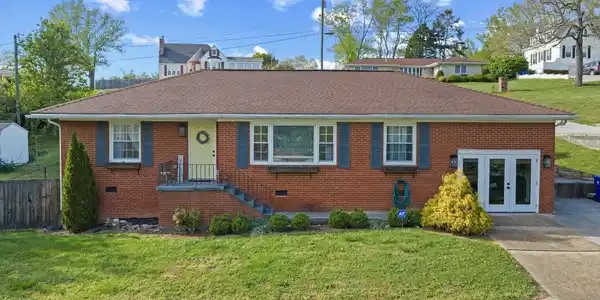 318 Hickory St