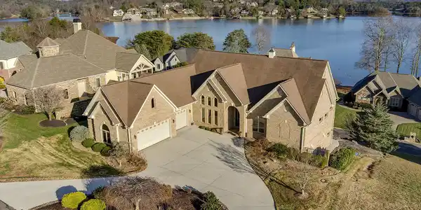 Image 3: 03_RarityBayPkwy_1490_FrontRightElevated