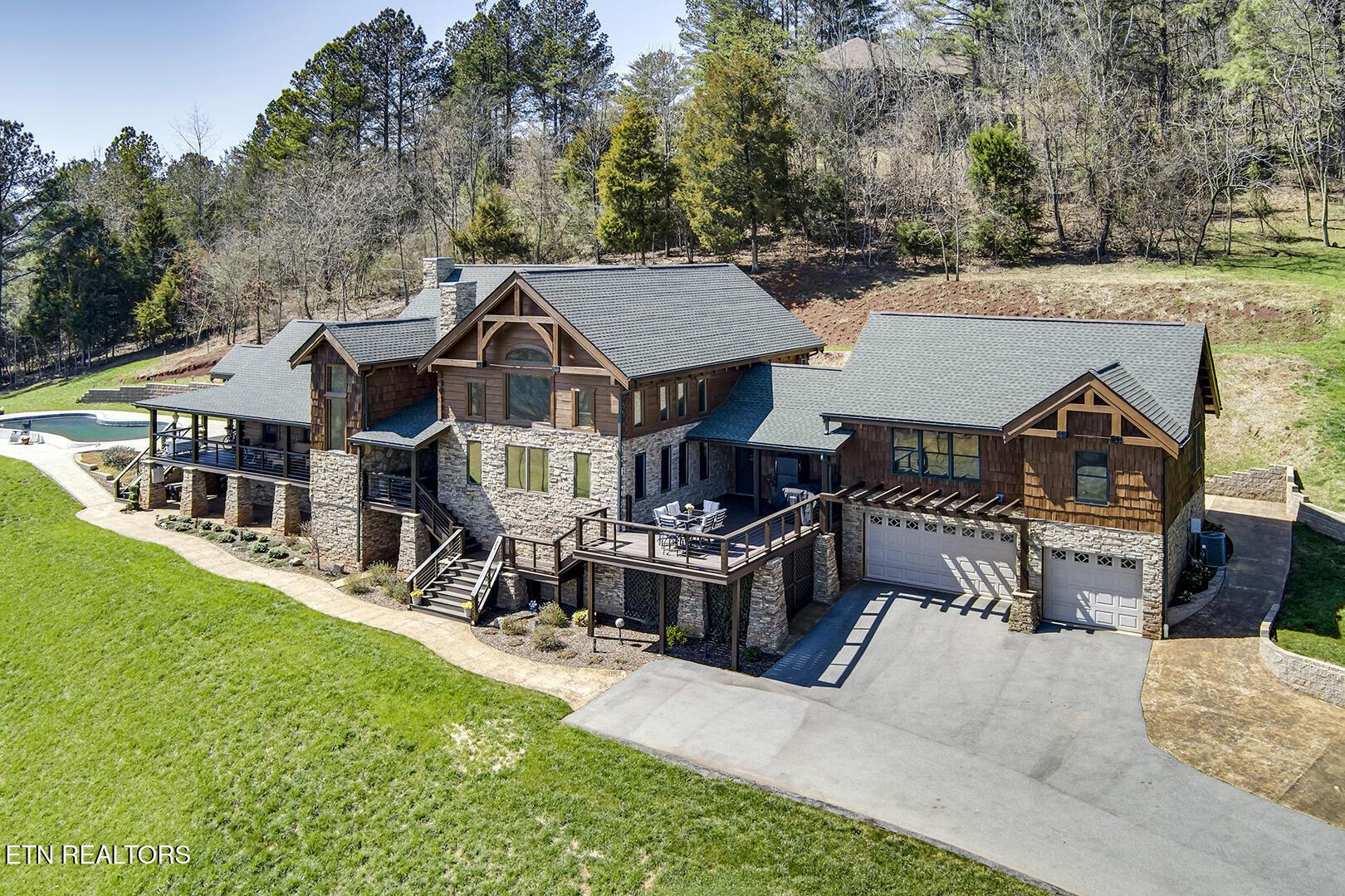 Image 2: 02_OverlookWay_124_FrontRightElevated