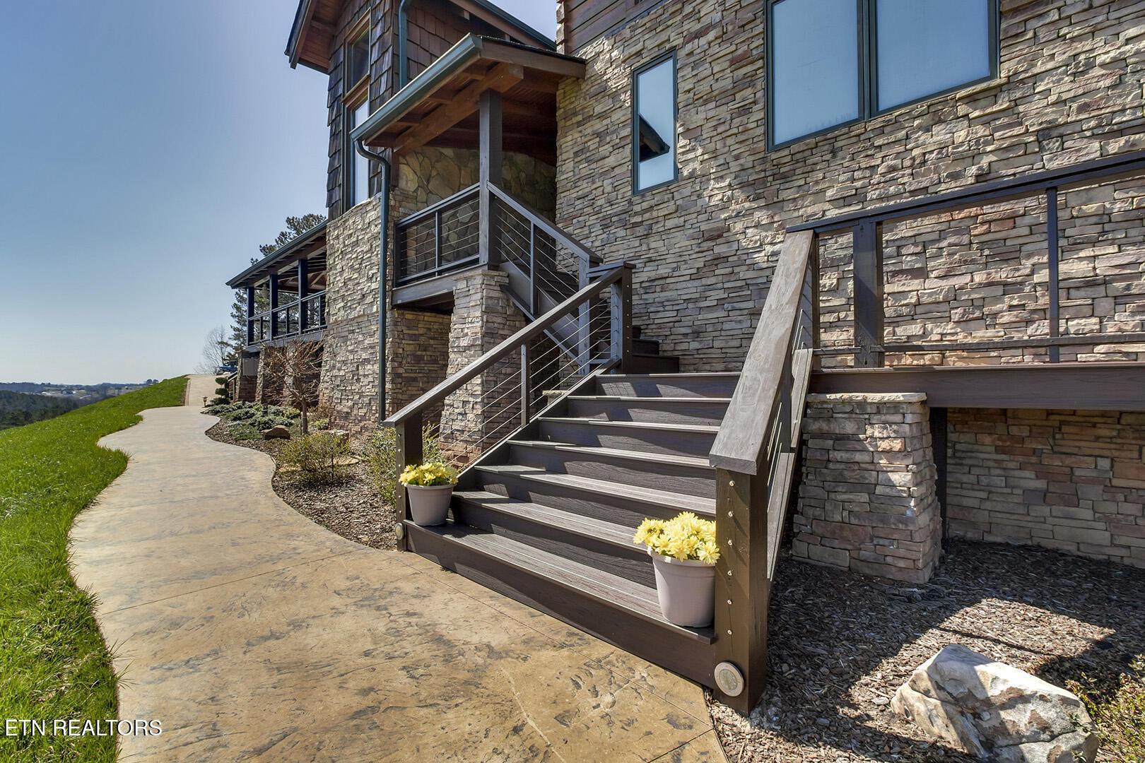 Image 4: 04_OverlookWay_124_FrontEntryStairs