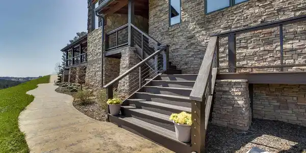 Image 4: 04_OverlookWay_124_FrontEntryStairs