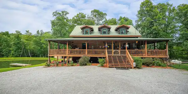Image 3: LOG HOME BEST USE AS MAIN