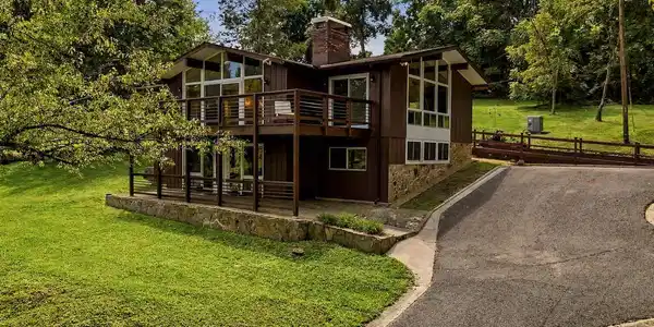Image 4: Exterior