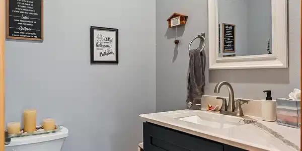 Image 3: BATH ROOM 1 OKAY