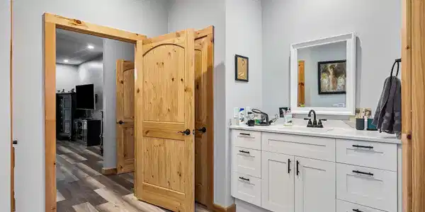 Image 4: BATHROOM 1