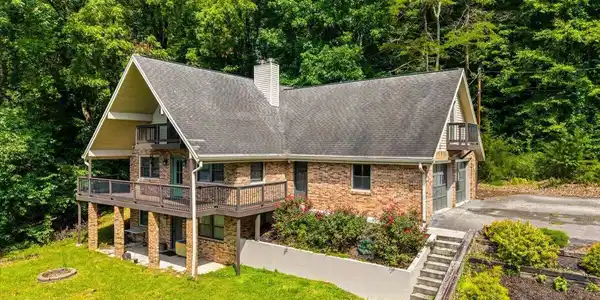 Image 2: 02-111 Golf Hill Ln