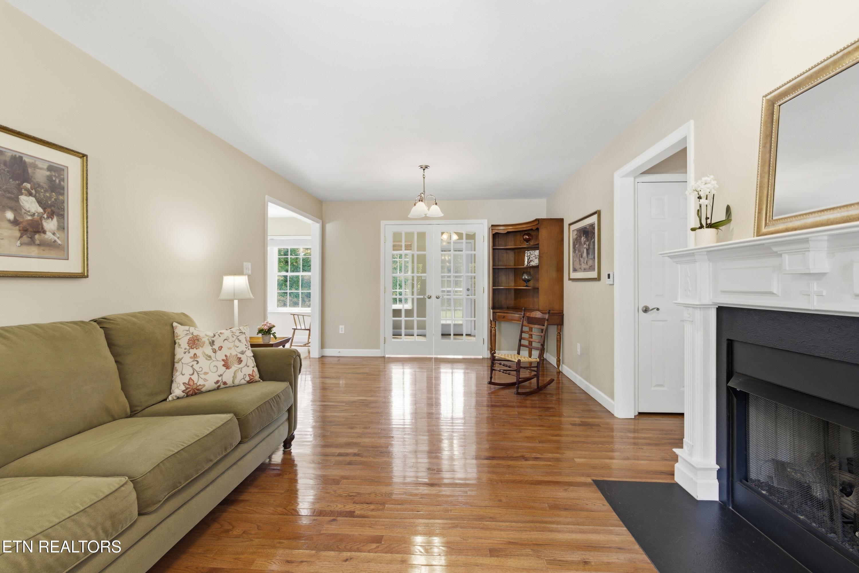 Image 3: Living room