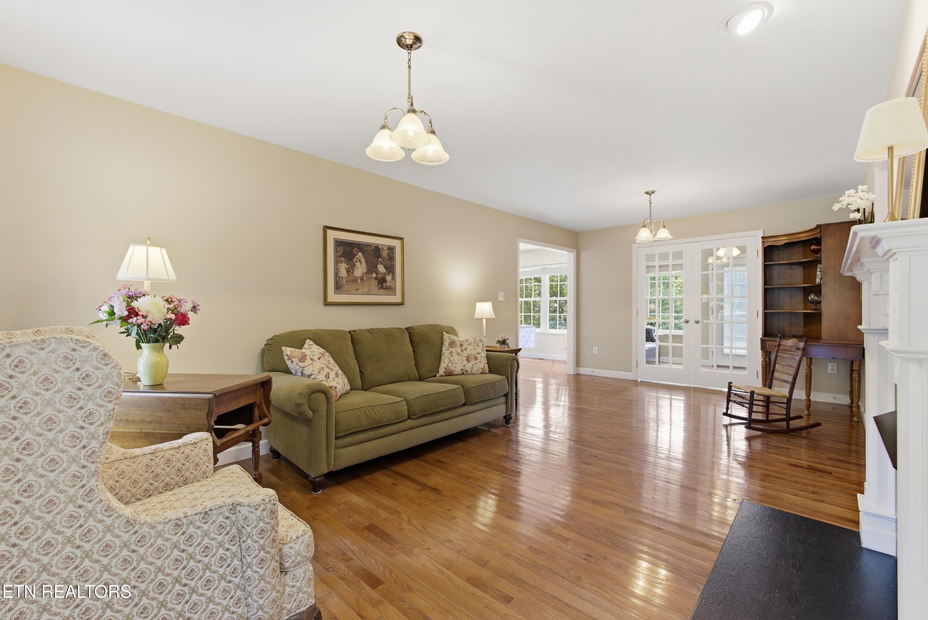 Image 4: Living room