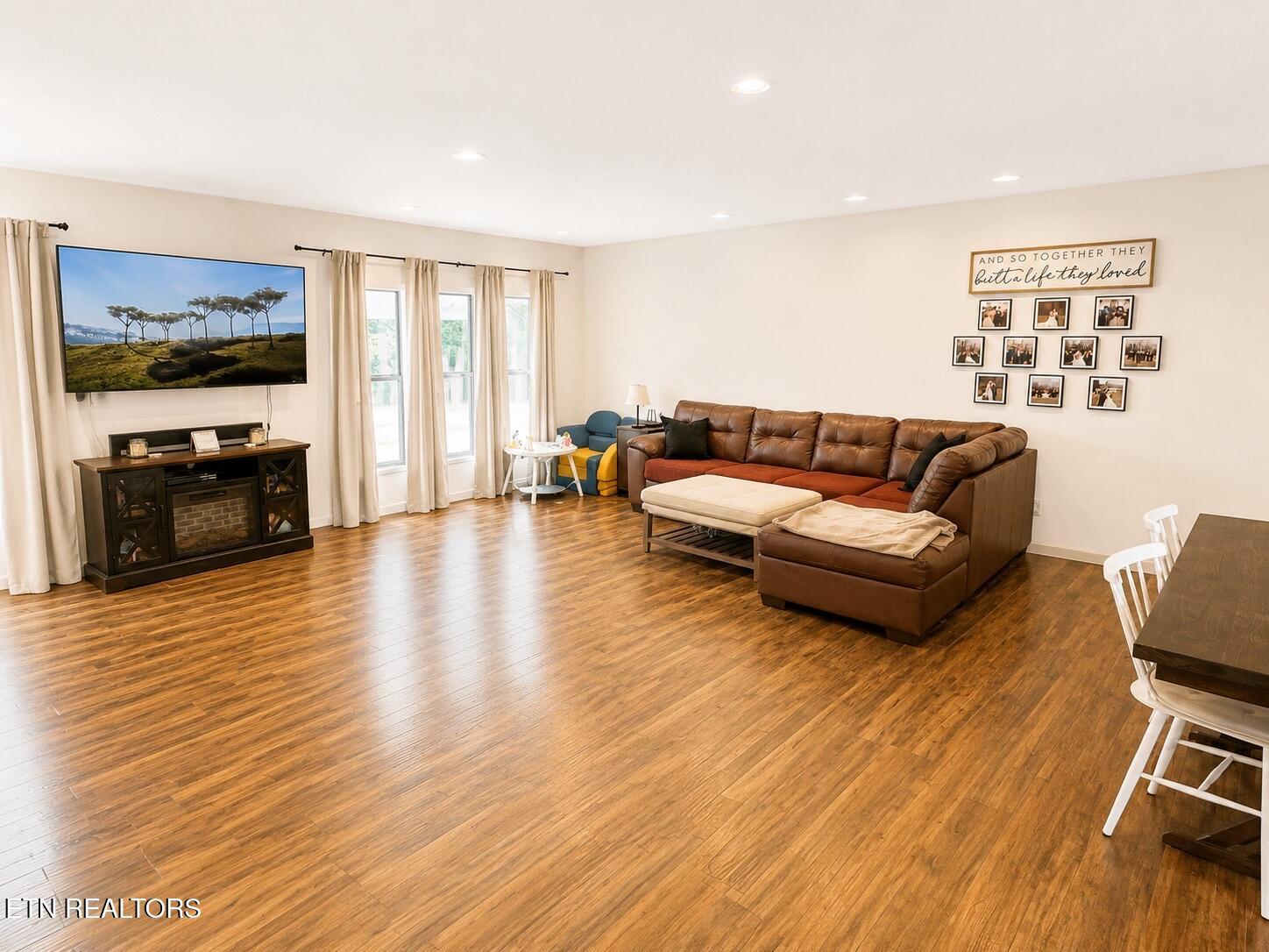 Image 4: Living Room