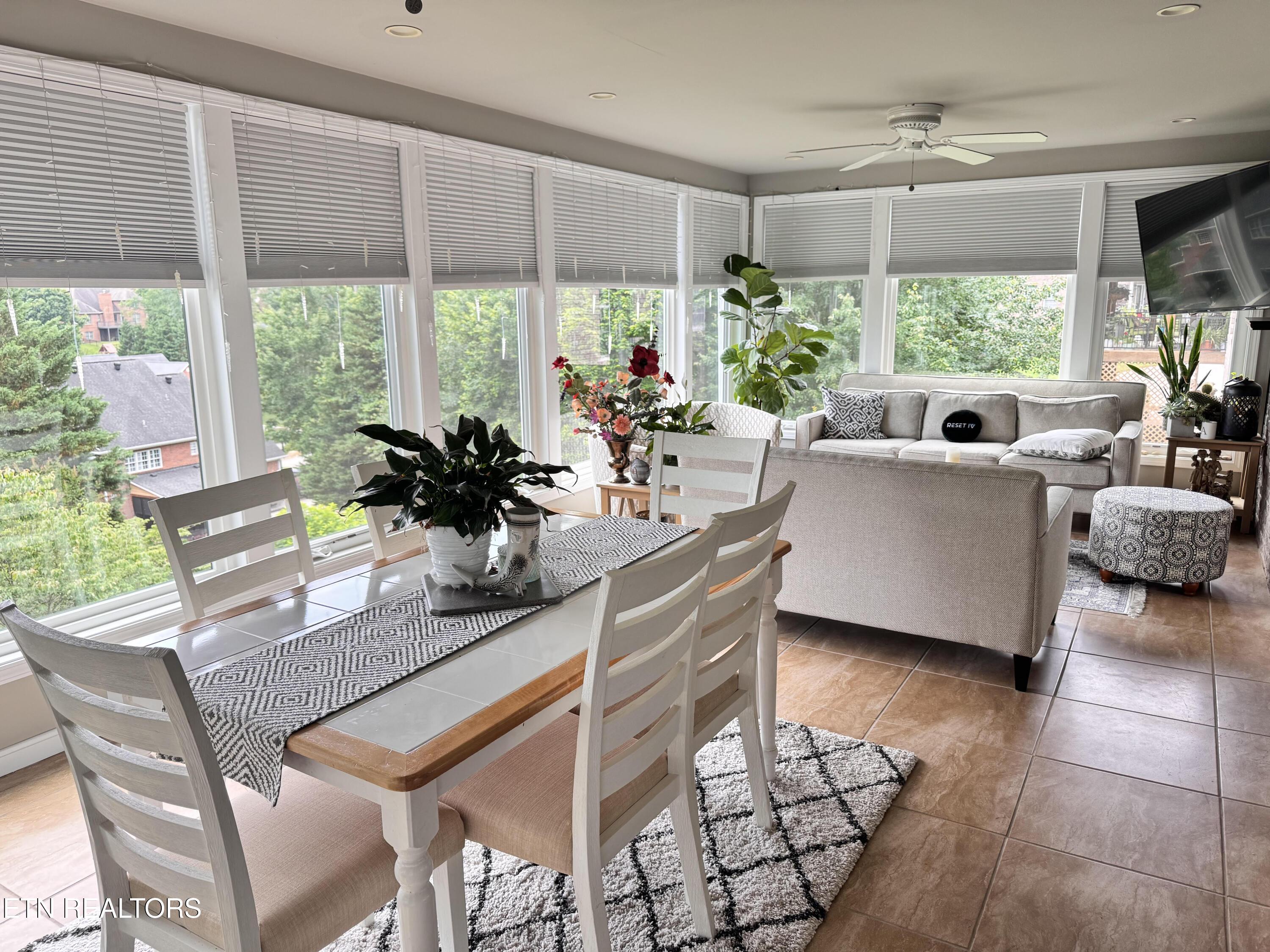 Image 3: Large heat/aired sunroom