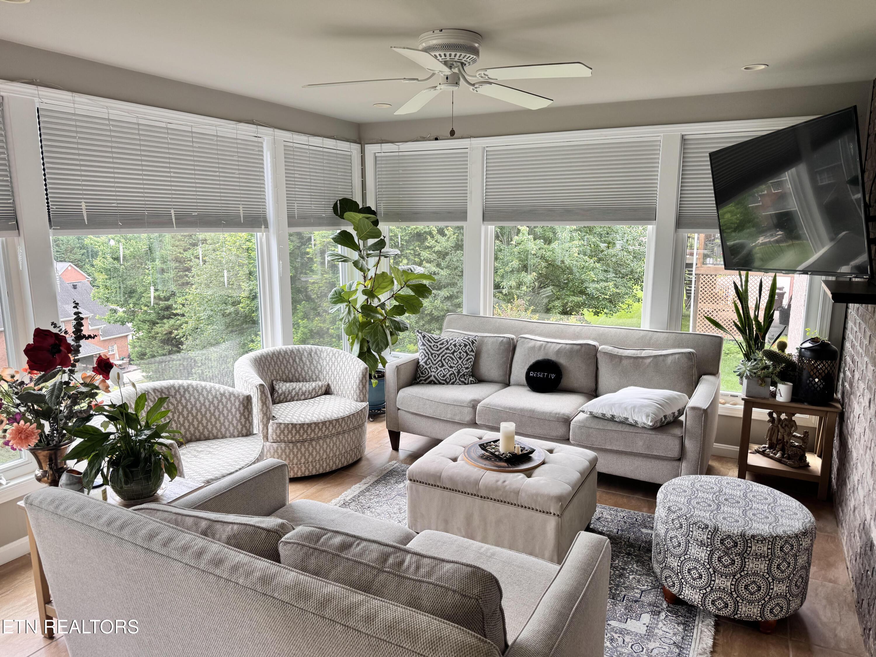 Image 4: Sunroom sitting area