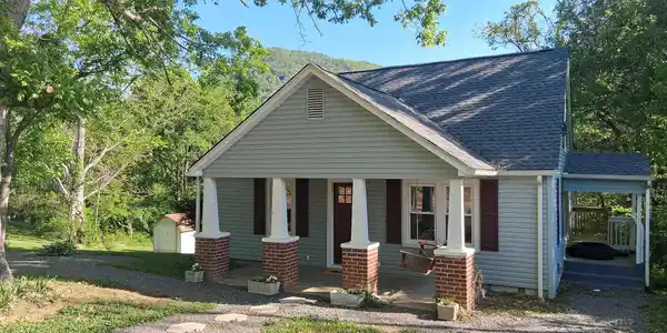 208 Mountain Rd