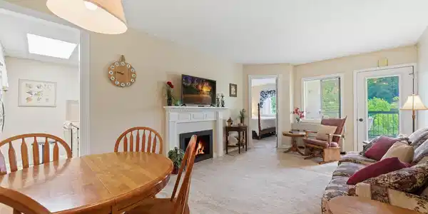 Image 3: Living/Dining Room