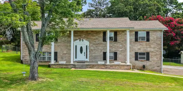 Image 2: 01-9229 Slade Dr 03
