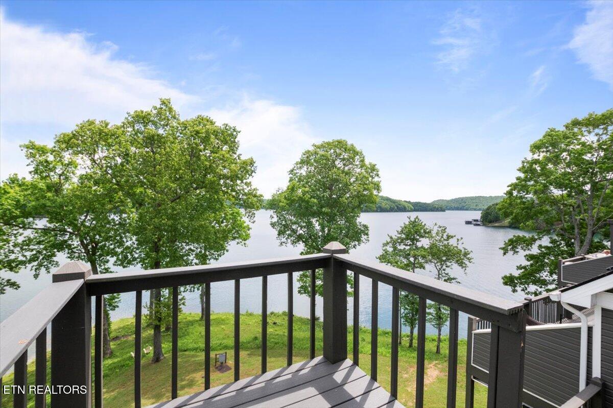 Image 4: Upper level deck