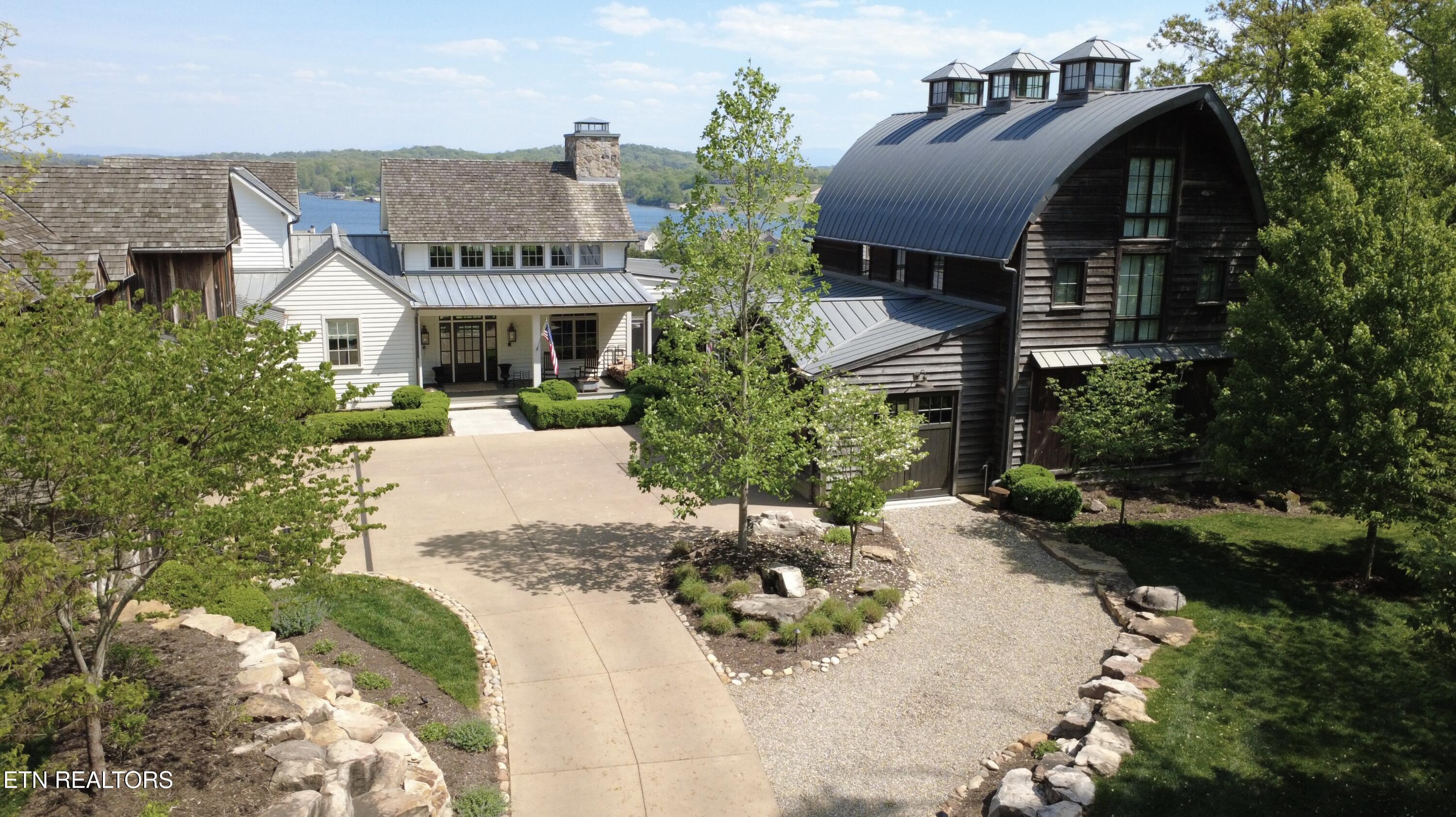 Image 1: Courtyard entry