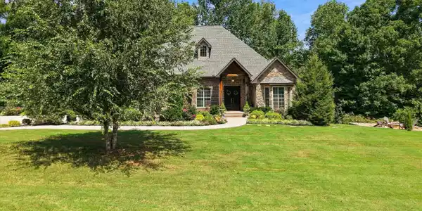 Image 4: 02-9240 Arlington Ridge Way06