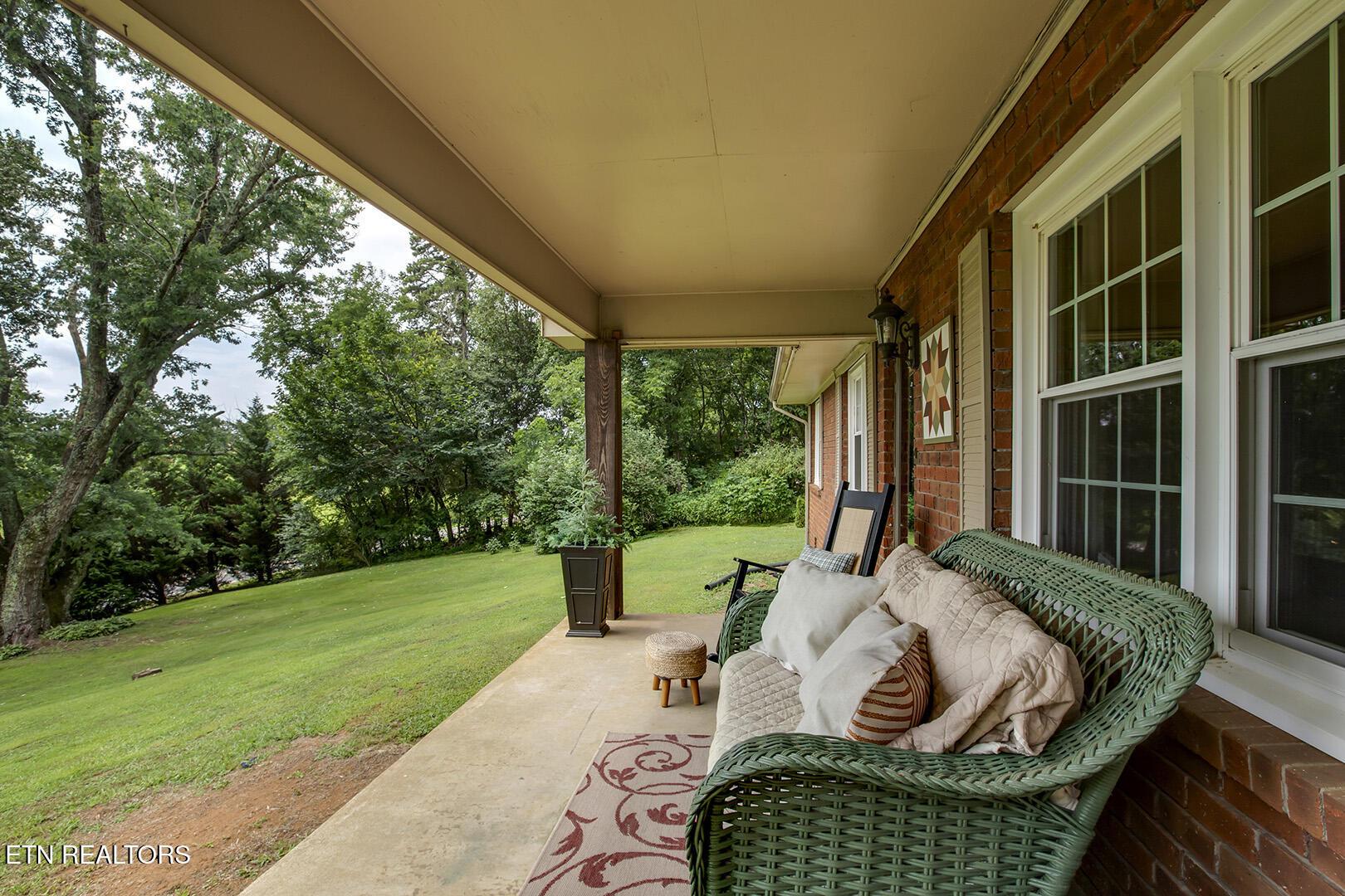 Image 3: 03_CoRd_750_254_FrontPorch
