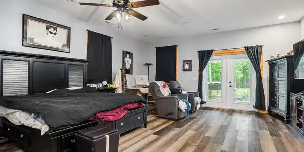 Image 4: MASTER BED 1