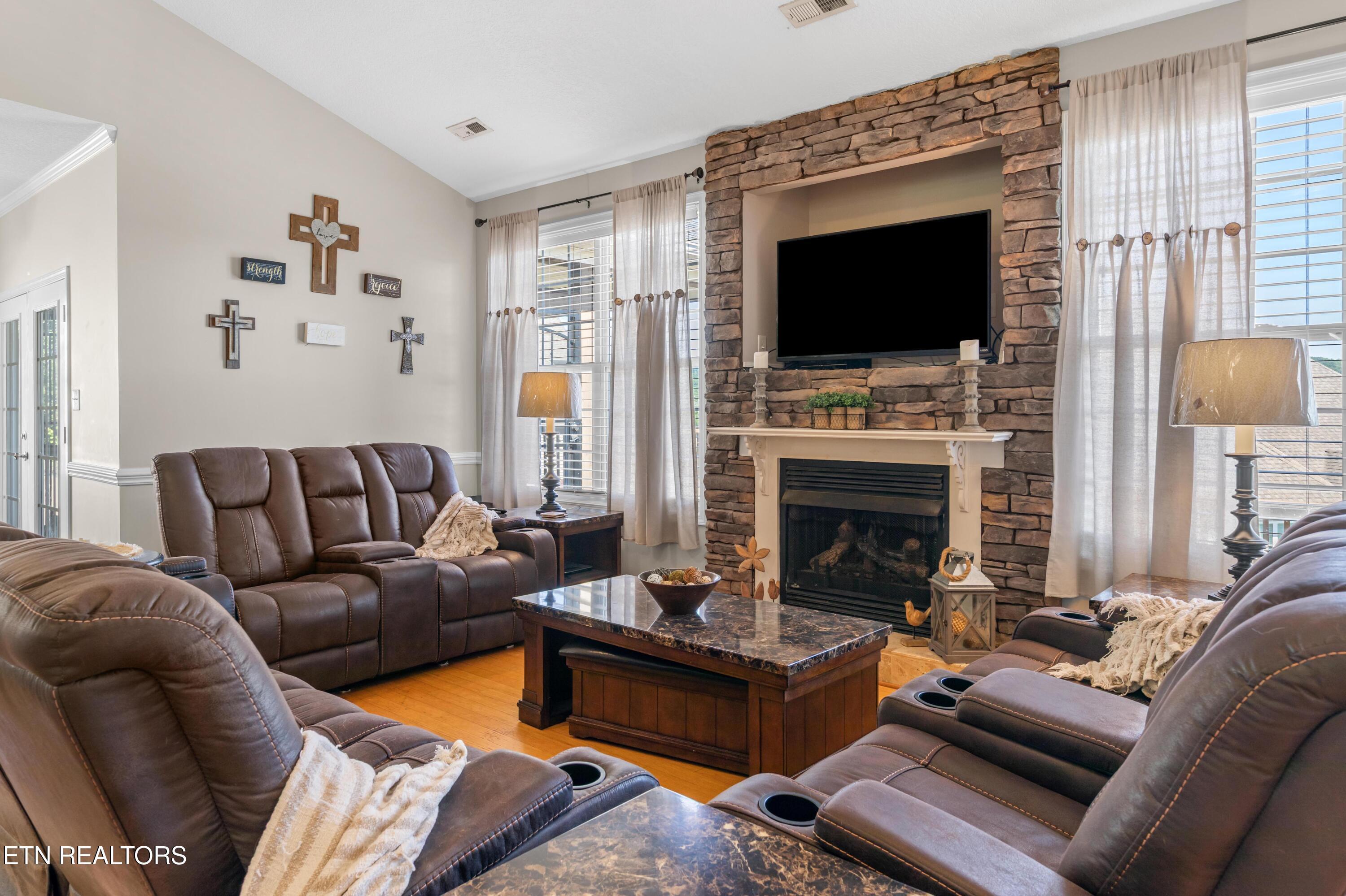 Image 3: Living Room