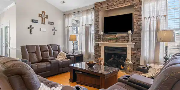 Image 3: Living Room