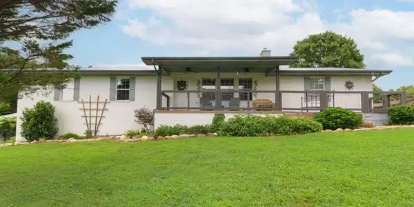 3135 Laurelwood Lane