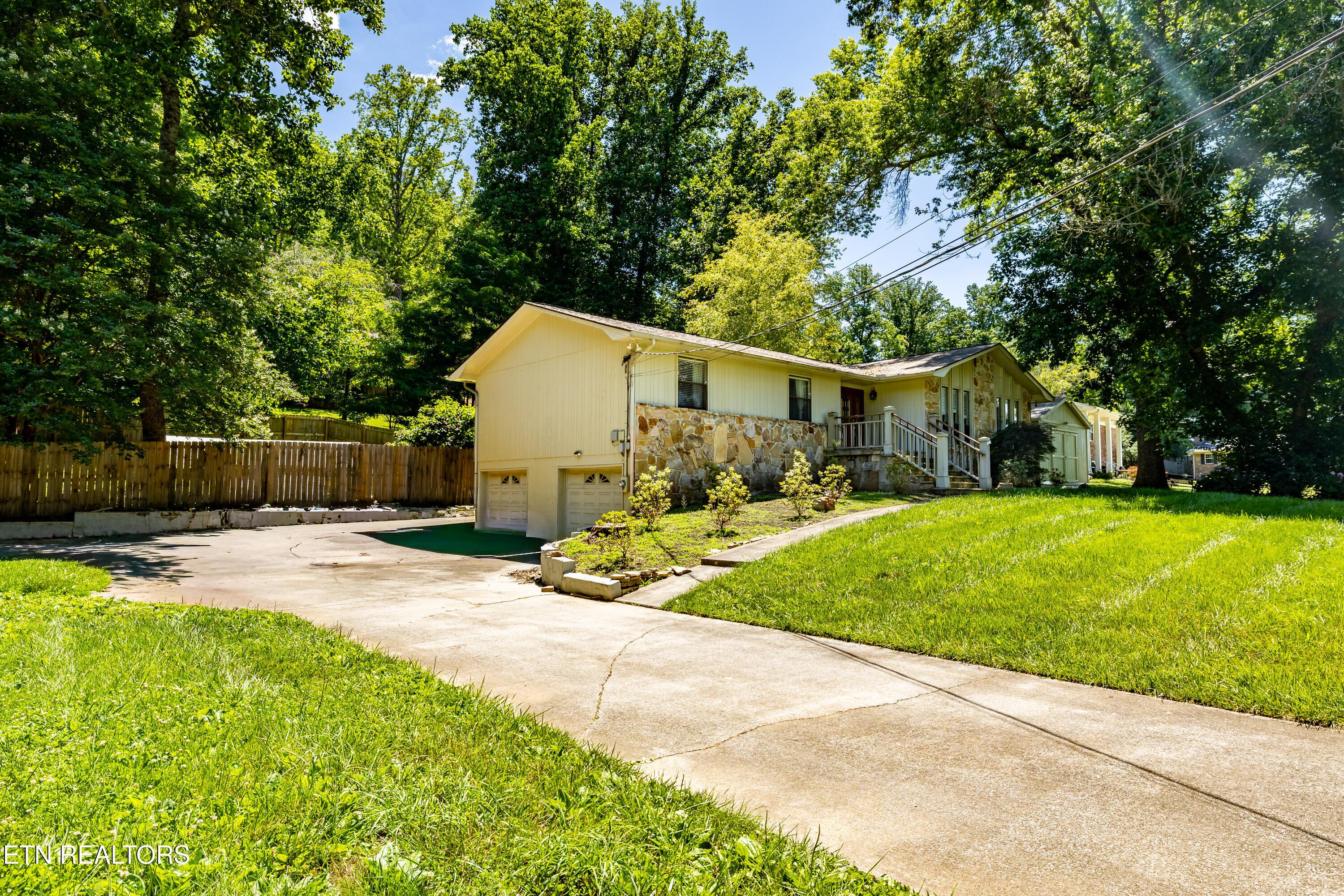 Image 3: Driveway & Garage