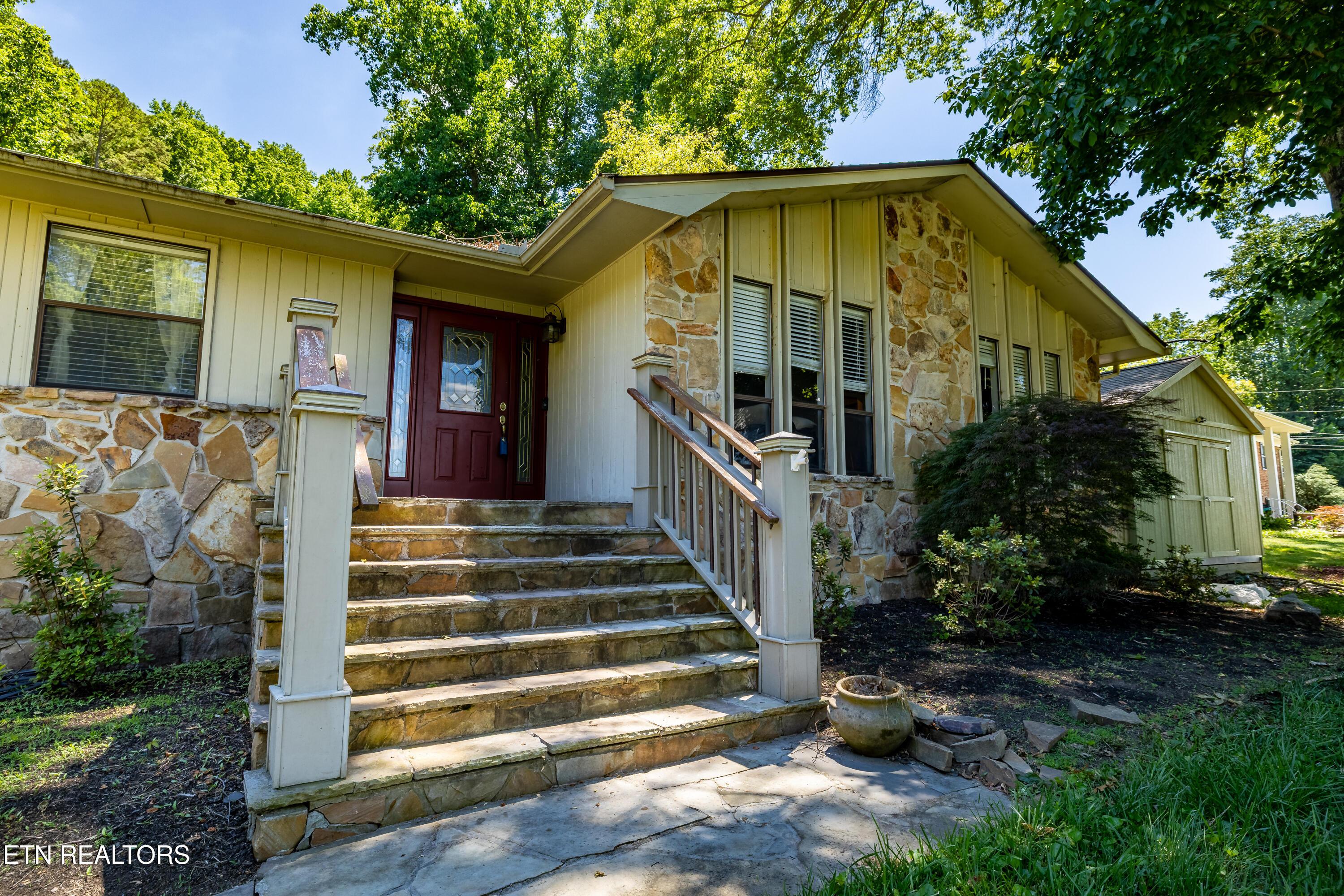Image 4: Front Entrance