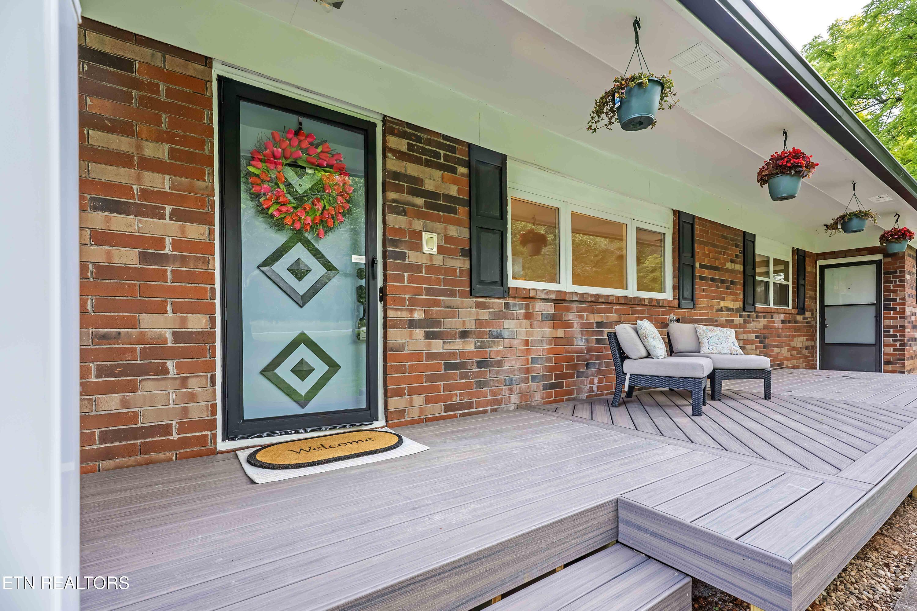Image 4: Brand new front porch