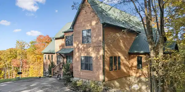 Image 2: 3-3751 Cinnamon Way - 003