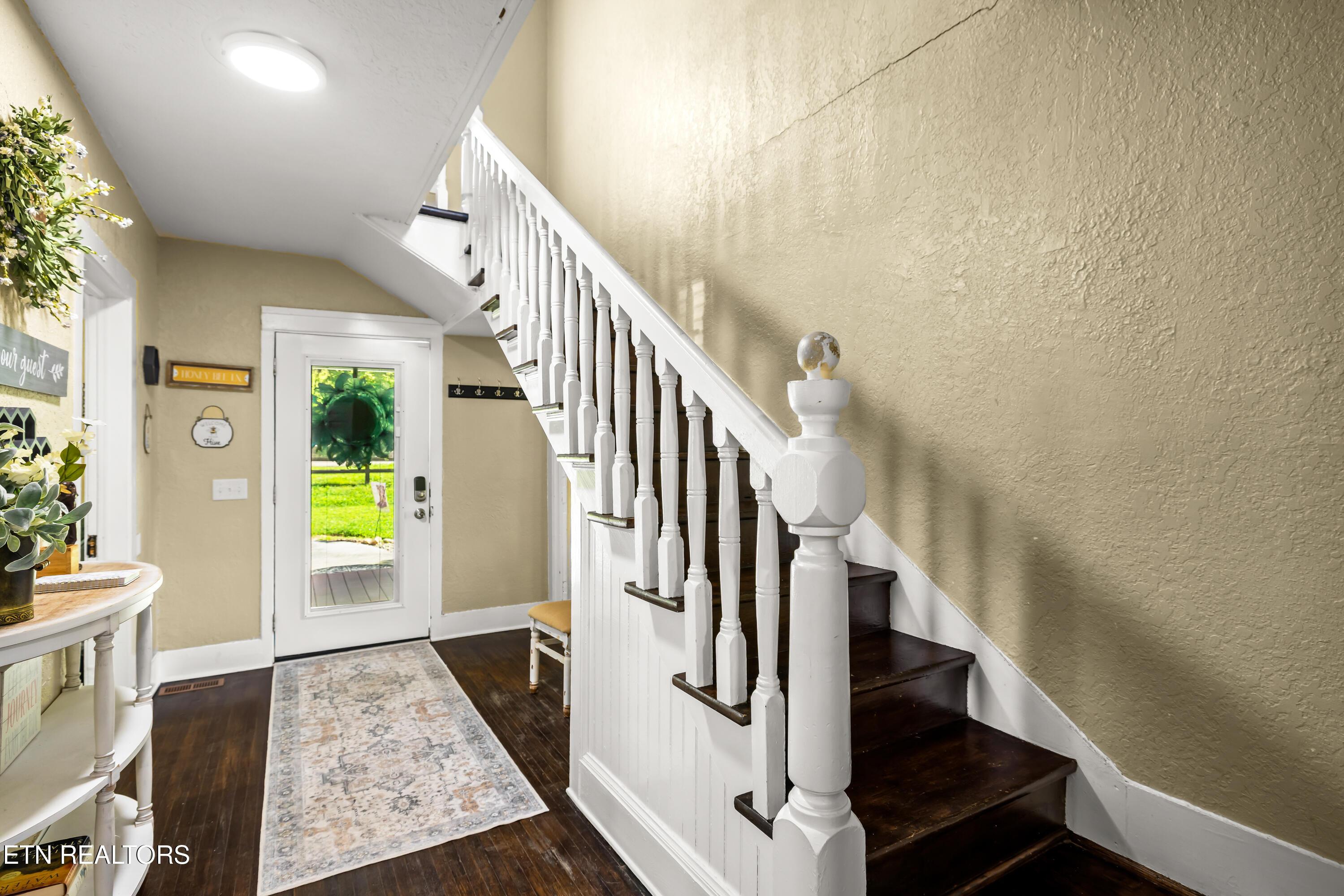 Image 4: Front Entrance/Stairs