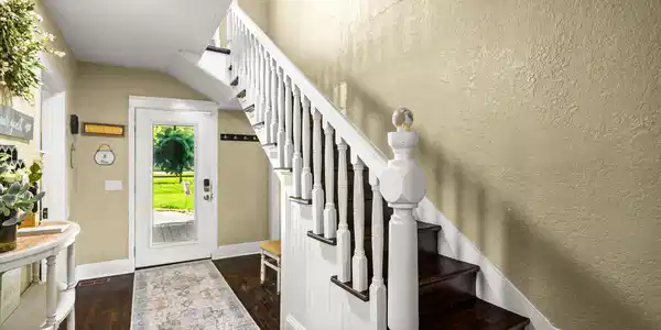 Image 4: Front Entrance/Stairs