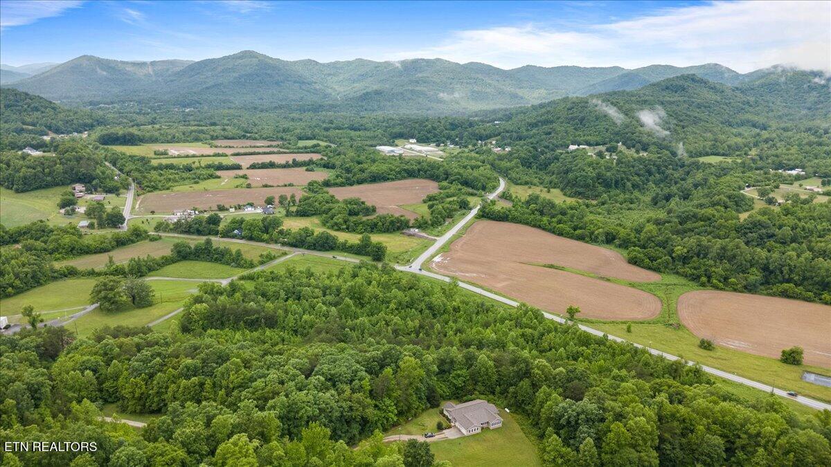 Image 4: 04-185 Valley View Ln