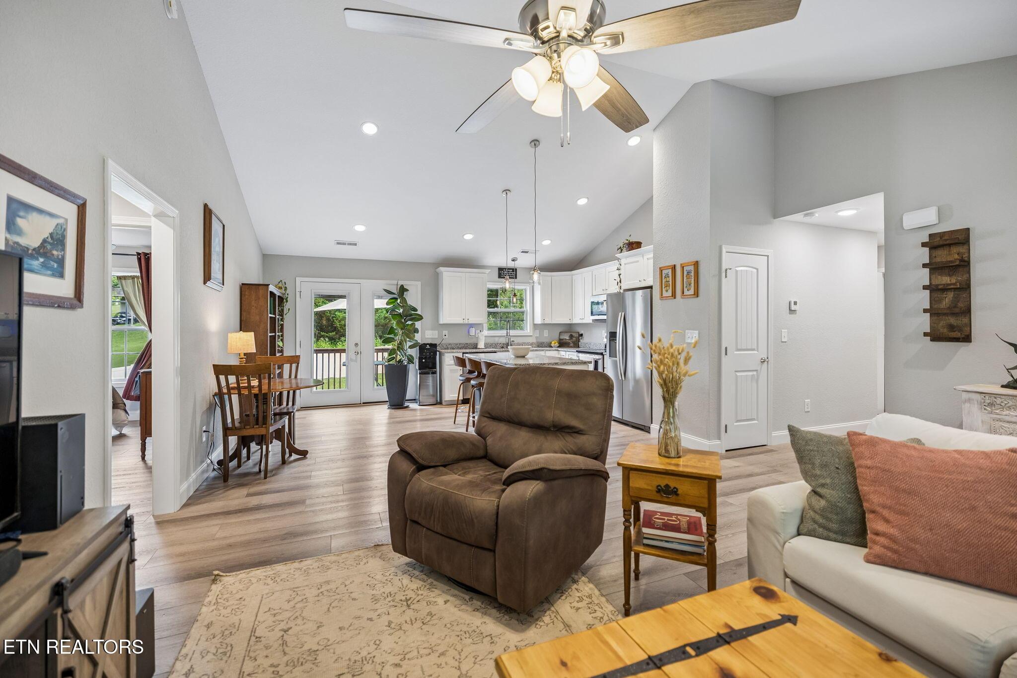 Image 2: 18-120 Breezewood Cir - 025