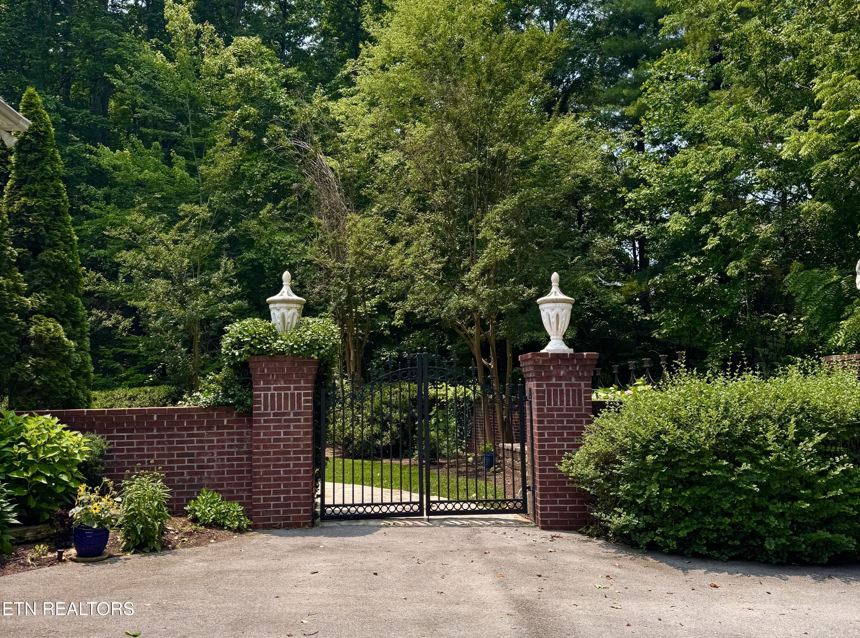 Image 4: Entrance to the pool area