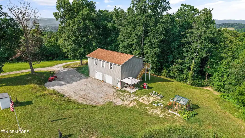 Image 1: 37-834 Walker Rd05