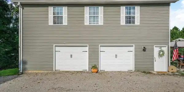 Image 2: 01-834 Walker Rd01